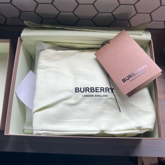 Burberry Small Horseferry Print
Quilted Lola Bag - Picture 13 of 14